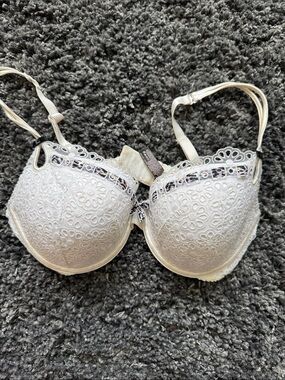 Victoria’s Secret Lightly Lined White Embroidered Floral- Bra- Size 36D